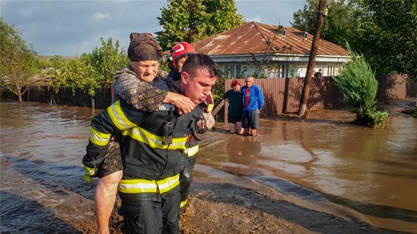 Auf diesem vom rumänischen Katastrophenschutz Galati veröffentlichten Foto trägt ein Retter eine Frau, nachdem sintflutartige Regenfälle zahlreiche Menschen in überschwemmten Gebieten eingeschlossen hatten
