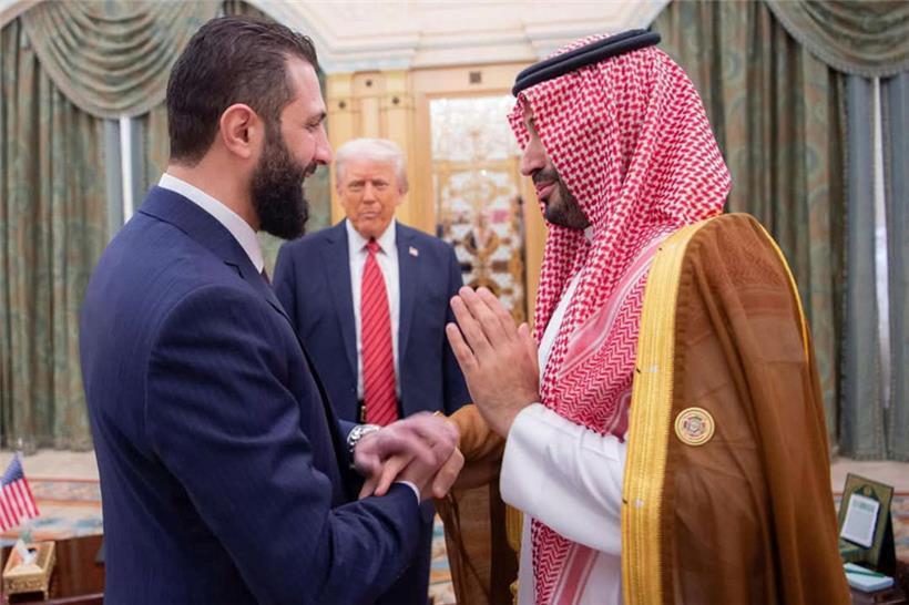 Auf diesem vom saudischen Königspalast veröffentlichten Handout blickt Präsident Donald Trump (M) auf den saudischen Kronprinzen Mohammed bin Salman (r.), der dem syrischen Interimspräsidenten Ahmed al-Scharaa die Hand gibt
