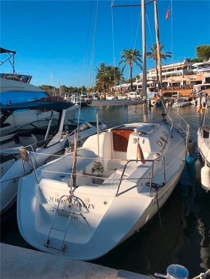 Auf diesem vom spanischen Seerettungsdienst zur Verfügung gestellten undatierten Bild ist das Segelboot „Makan Angin“ zu sehen. Zwei Segler aus Deutschland seien am Sonntag in diesem Segelboot von Cala Galdana auf Menorca nach Cala D’Or an der Südostküste von Mallorca unterwegs gewesen, teilte der Rettungsdienst mit.
