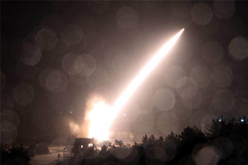 Auf diesem vom südkoreanischen Verteidigungsministerium zur Verfügung gestellten Foto wird eine Rakete des Army Tactical Missile Systems (ATACMS) während einer gemeinsamen Militärübung zwischen den USA und Südkorea an einem ungenannten Ort in Südkorea abgefeuert 
