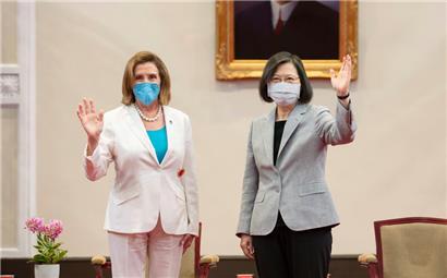 Auf diesem vom taiwanesischen Präsidialamt veröffentlichten Foto winken Nancy Pelosi (l.), Vorsitzende des US-Repräsentantenhauses, und Tsai Ing-wen, Präsidentin von Taiwan, während eines gemeinsamen Treffens 
