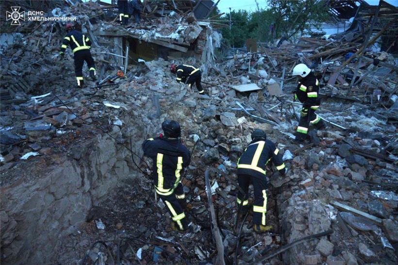 Auf diesem vom ukrainischen Katastrophenschutz zur Verfügung gestellten Foto suchen Feuerwehrleute nach einem russischen Angriff am Sonntag, 25. Mai 2025, in der Region Chmelnyzkyj nach Opfern
