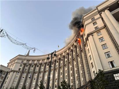 Auf diesem vom ukrainischen Katastrophenschutz zur Verfügung gestellten Foto steigt nach einem russischen Angriff Rauch aus dem Gebäude des Ministerkabinetts auf
