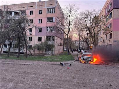 Auf diesem vom ukrainischen Rettungsdienst zur Verfügung gestellten Foto brennt ein Auto nach einem russischen Raketenangriff, bei dem mehr als ein Dutzend Menschen, darunter auch Kinder, getötet wurden
