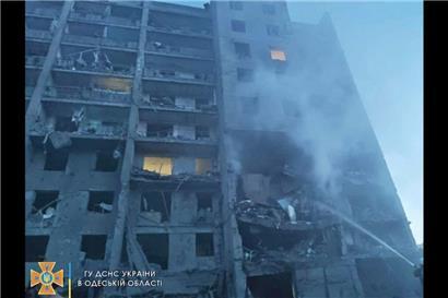 Auf diesem vom ukrainischen Rettungsdienst zur Verfügung gestellten Foto versuchen Feuerwehrleute am frühen Morgen, nach russischen Raketenangriffen, die Flammen in einem Wohnhaus zu löschen
