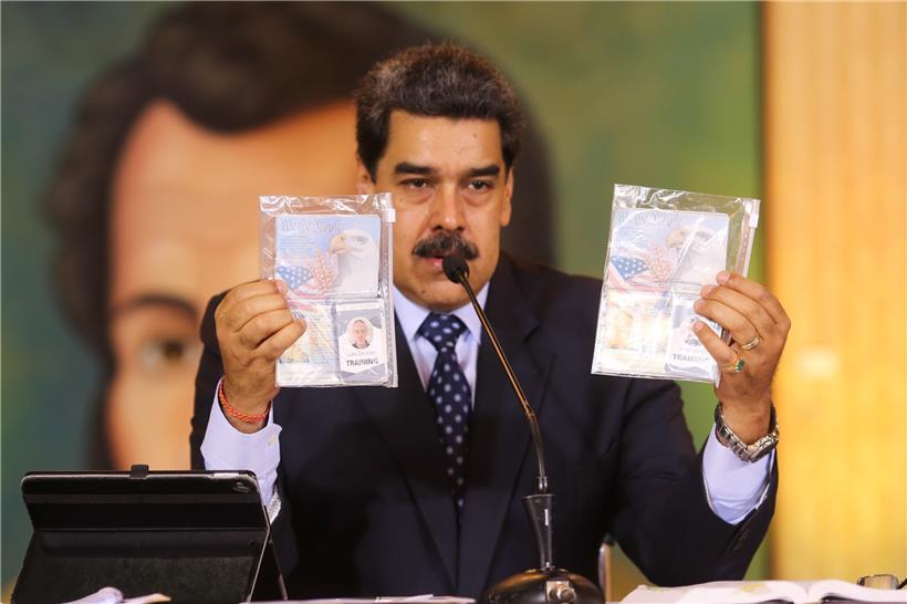 Auf diesem vom venezolanischen Präsidentenamt zur Verfügung gestellten Bild zeigt Nicolas Maduro, Präsident von Venezuela, die Ausweise zweier angeblicher US-Bürger, denen die venezolanische Regierung der Mitwirkung bei einem Invasionsversuch bezichtigt. Laut der Regierung Maduros soll einer der festgenommenen US-Bürger seine Mitwirkung und Details zum Plan eingestanden haben.
