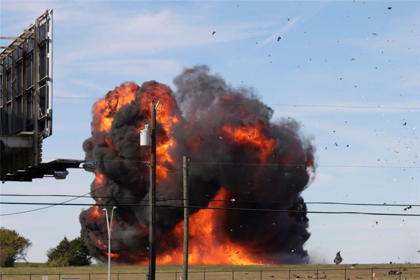 Auf diesem von Nathaniel Ross Photography zur Verfügung gestellten Foto stürzt ein historisches Militärflugzeug nach einer Kollision mit einem anderen Flugzeug während einer Flugshow auf dem Dallas Executive Airport ab 
