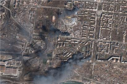 Auf diesem von Planet Labs PBC via AP zur Verfügung gestellten Satellitenfoto brennen im ukrainischen Mariupol mehrere zivile Gebäude inmitten russischer Angriffe auf den Bezirk Livoberezhnyi. In der belagerten Hafenstadt Mariupol im Südosten der Ukraine ist nach Angaben des Stadtrats eine Kunstschule Ziel eines Bombenangriffes geworden.
