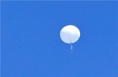 Auf diesem von Travis Huffstetler Photography zur Verfügung gestellten Bild schwebt ein großer Ballon über dem Atlantischen Ozean, direkt vor der Küste der Carolinas
