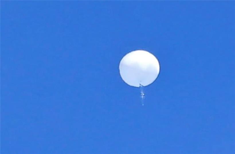 Auf diesem von Travis Huffstetler Photography zur Verfügung gestellten Bild schwebt der große Ballon über dem Atlantischen Ozean, direkt vor der Küste der Carolinas
