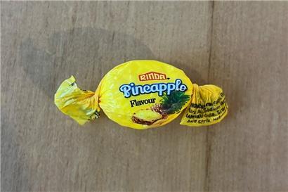 Auf diesem von der NZ Drug Foundation zur Verfügung gestellten Foto wird ein Bonbon mit Ananasgeschmack gezeigt, das mit einer potenziell tödlichen Dosis Methamphetamin gefüllt ist
