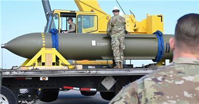 Auf diesem von der US-Luftwaffe am 2. Mai 2023 veröffentlichten undatierten Foto sehen sich Luftwaffenangehörige auf dem Luftwaffenstützpunkt Whiteman in Missouri einen Bunkerbrecher GBU-57 (Massive Ordnance Penetrator) an
