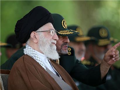 Oberster Führer Ajatollah Ali Chamenei hört Kommandeur Mohammad Ali Jafari bei Revolutionsgarde-Graduiertenfeier in Teheran zu