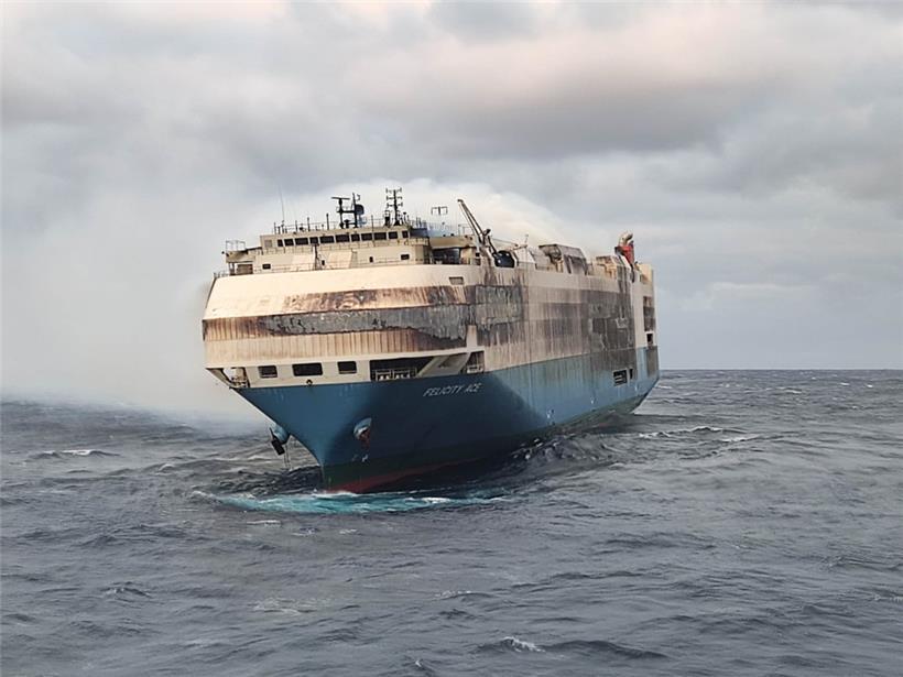 Auf diesem von der portugiesischen Marine zur Verfügung gestellten Bild ist ein brennender Frachter auf dem Atlantik südlich der Azoren zu sehen
