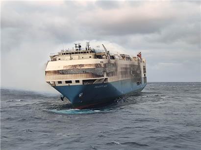 Auf diesem von der portugiesischen Marine zur Verfügung gestellten Bild ist ein brennender Frachter auf dem Atlantik südlich der Azoren zu sehen
