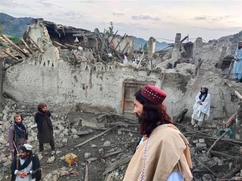 Auf diesem von der staatlichen Nachrichtenagentur Bakhtar veröffentlichten Foto betrachten Afghanen die Zerstörung durch ein Erdbeben in der ostafghanischen Provinz Paktika
