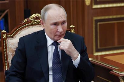 Auf diesem von der staatlichen Nachrichtenagentur Sputnik via AP veröffentlichten Foto ist russische Präsident Wladimir Putin während eines Treffens mit dem Leiter des Föderalen Steuerdienstes zu sehen
