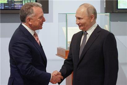 Auf diesem von der staatlichen russischen Nachrichtenagentur Sputnik via AP veröffentlichten Foto, begrüßen sich der russische Präsident Wladimir Putin (r) und der Sondergesandte von US-Präsident Trump, Steve Witkoff
