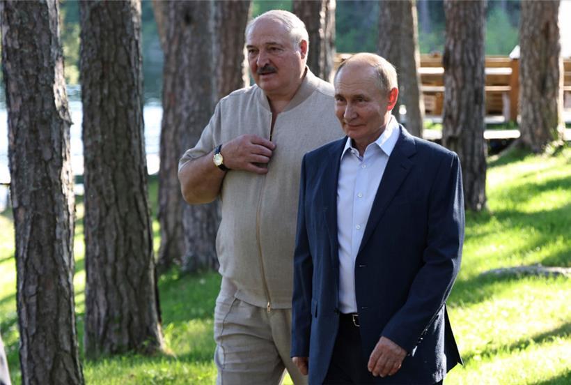 Auf diesem von der staatlichen russischen Nachrichtenagentur Sputnik via AP veröffentlichten Foto gehen der russische Präsident Wladimir Putin (r) und der Präsident von Belarus, Alexander Lukaschenko, spazieren

