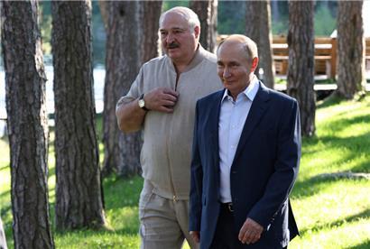 Auf diesem von der staatlichen russischen Nachrichtenagentur Sputnik via AP veröffentlichten Foto gehen der russische Präsident Wladimir Putin (r) und der Präsident von Belarus, Alexander Lukaschenko, spazieren
