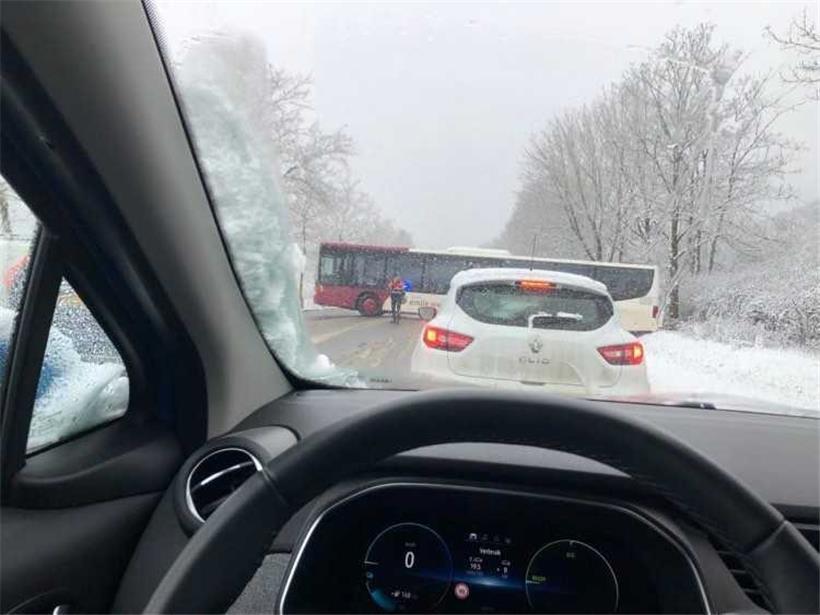 Auf dieser Straße hatte offenbar ein Bus versucht zu wenden, blieb dabei allerdings stecken
