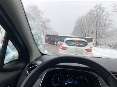 Auf dieser Straße hatte offenbar ein Bus versucht zu wenden, blieb dabei allerdings stecken
