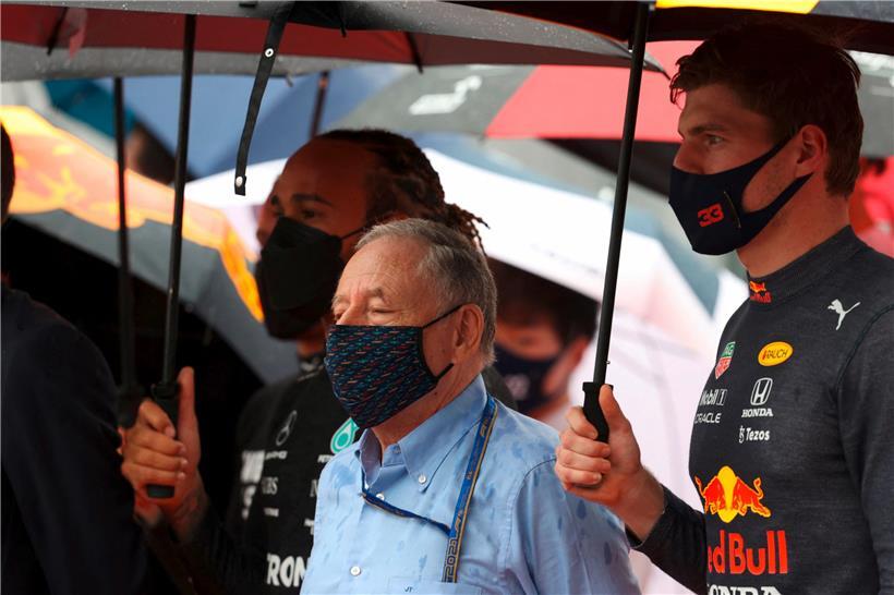Auf dieses Duell freut sich die Formel 1: Lewis Hamilton gegen (im Hintergrund) gegen Max Verstappen (rechts)
