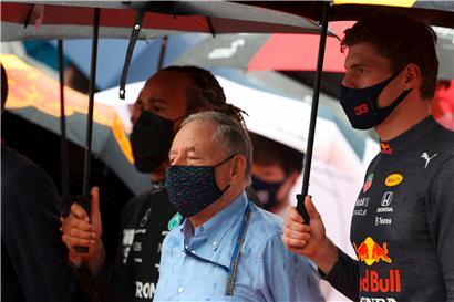 Auf dieses Duell freut sich die Formel 1: Lewis Hamilton gegen (im Hintergrund) gegen Max Verstappen (rechts)
