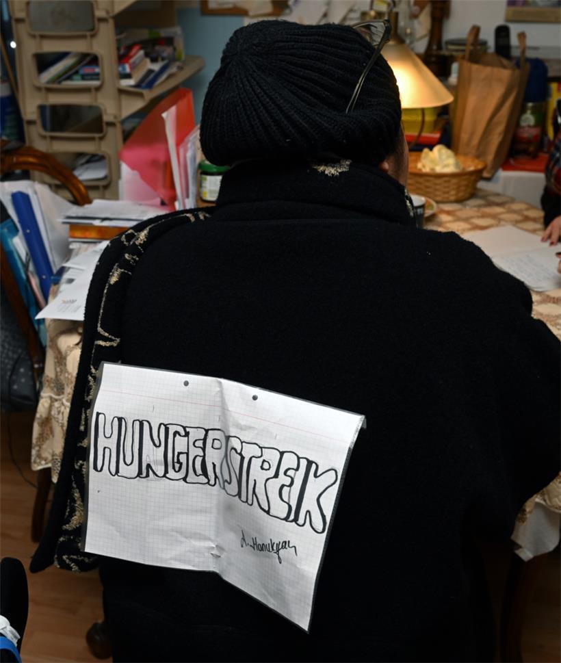 Auf ein Blatt Papier hat Astgik Manukyan das Wort „Hungerstreik“ geschrieben und dieses an ihrem Rücken befestigt
