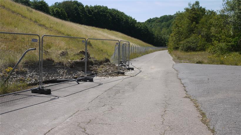 Auf ein paar Metern wurde der Zaun durch die Geröllmassen eingerissen
