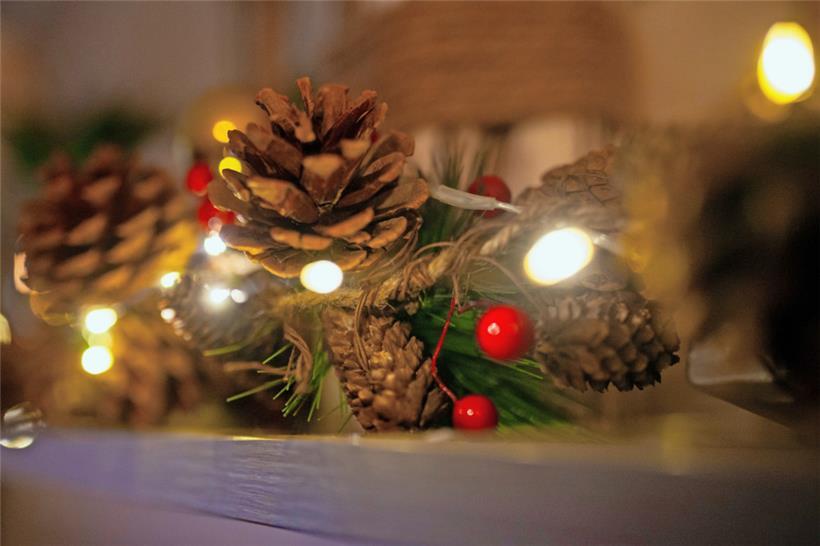 Auf eine festliche Dekoration muss in der Weihnachtszeit niemand verzichten – beim Schmücken kann man allerdings so vorgehen, dass Geldbeutel und Umwelt nicht unnötig belastet werden
