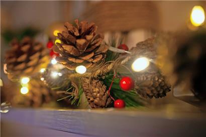 Auf eine festliche Dekoration muss in der Weihnachtszeit niemand verzichten – beim Schmücken kann man allerdings so vorgehen, dass Geldbeutel und Umwelt nicht unnötig belastet werden
