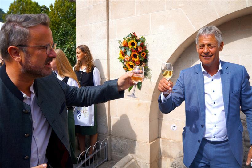 Auf eine gute Wahlkampagne: Premier Xavier Bettel und Minister Henri Kox am Wochenende beim Schwebsinger Weinfest
