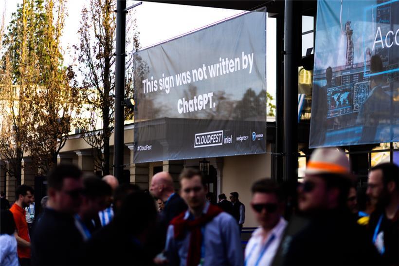 Auf einem Banner steht: „Das wurde nicht mit ChatGPT geschrieben“
