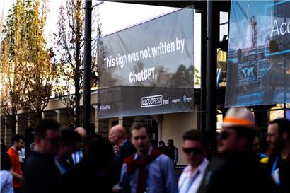 Auf einem Banner steht: „Das wurde nicht mit ChatGPT geschrieben“
