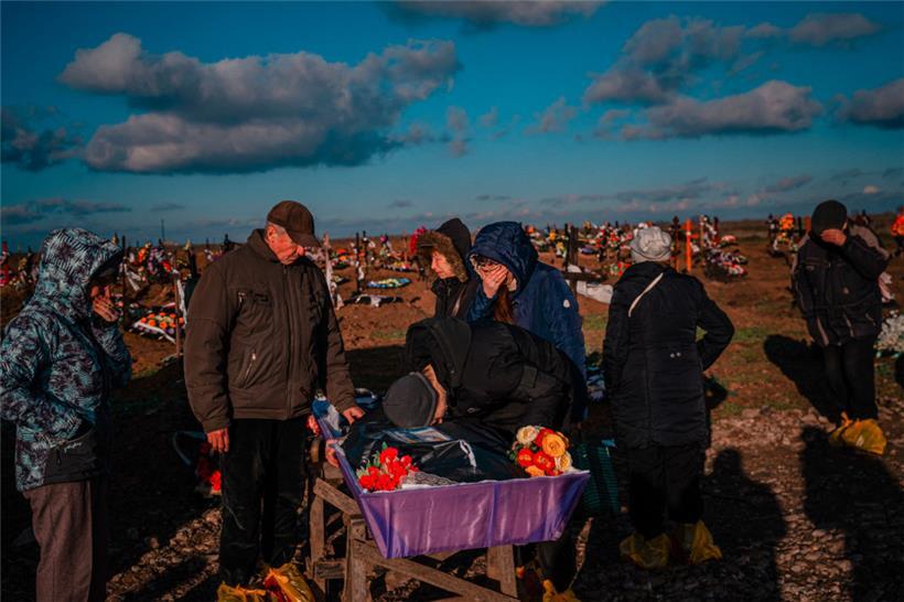 Auf einem Friedhof mit vielen frischen Gräbern im Süden der jüngst befreiten ukrainischen Stadt Kherson wird Olena Afanasievska zu Grabe getragen, die am 24. Dezember bei einem russischen Raketenangriff getötet wurde
