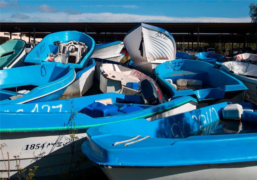 Auf einem Lagerplatz auf der spanischen Insel Mallorca liegen Boote, mit denen irreguläre Migranten von Algerien zur Baleareninseln gelangt sind 
