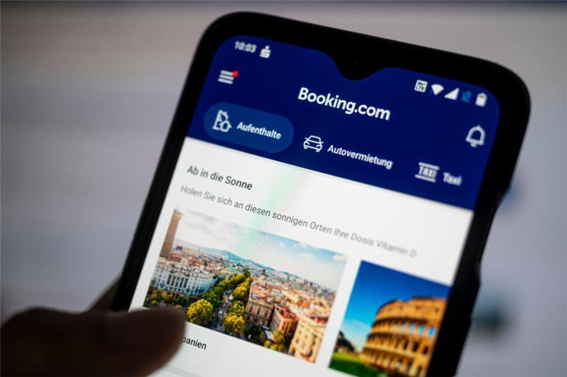 Auf einem Smartphone ist die App des Reiseportals Booking.com zu sehen
