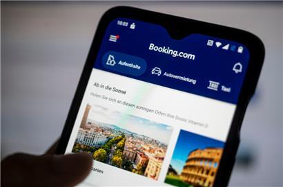 Auf einem Smartphone ist die App des Reiseportals Booking.com zu sehen

