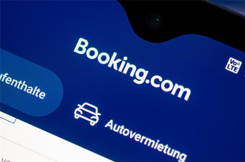 Auf einem Smartphone ist die App des Reiseportals Booking.com zu sehen
