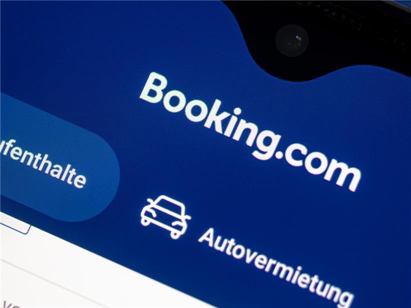 Smartphone mit geöffneter Booking.com App, Reiseportal für Hotels und Unterkünfte buchen