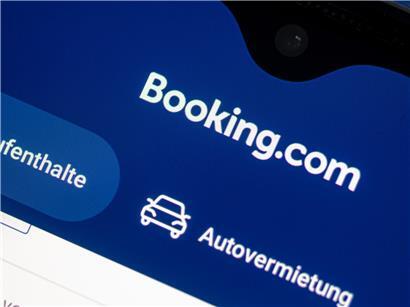 Smartphone mit geöffneter Booking.com App, Reiseportal für Hotels und Unterkünfte buchen