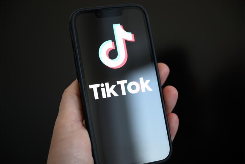 Auf einem Smartphone wird das Logo der Kurzvideo-Plattform TikTok angezeigt

