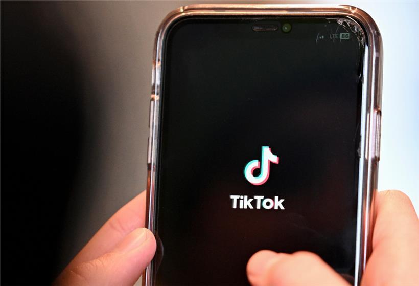 Auf einem Smartphone wird die Social-Media-App TikTok geöffnet
