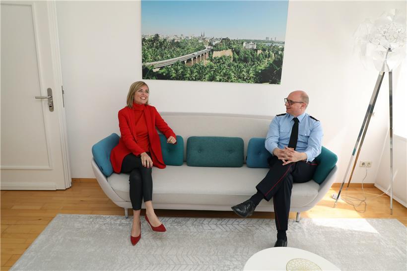 Auf einem Sofa und auf einer Wellenlänge, was die Vorstellungen über die Arbeit des CGDIS und den nationalen Rettungsplan anbelangt: Innenministerin Taina Bofferding und CGDIS-Generaldirektor Paul Schroeder  

