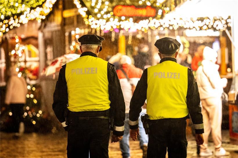 Auf einem Weihnachtsmarkt in Mecklenburg-Vorpommern kam es am Dienstag zu einer Auseinandersetzung zwischen einem Weihnachtsmann und einem vierjährigen Jungen
