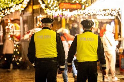 Auf einem Weihnachtsmarkt in Mecklenburg-Vorpommern kam es am Dienstag zu einer Auseinandersetzung zwischen einem Weihnachtsmann und einem vierjährigen Jungen
