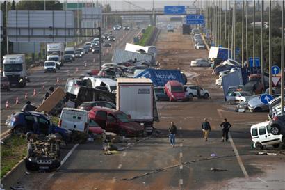 Auf einer Autobahn stapeln sich Fahrzeuge, die von den Fluten weggeschwemmt wurden
