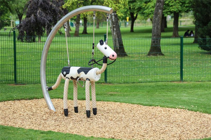 Auf einer Kuh „reiten“? Das kann man im Merscher Park.
