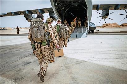Auf einer Luftwaffenbasis in Jordanien brechen deutsche Soldaten in den Sudan auf
